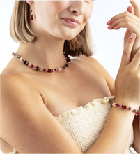 Carica l'immagine nel visualizzatore di Gallery, Orecchini GeoCUBE® Iconic Precious Festive rosso  4905/20-0316