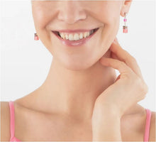 Carica l'immagine nel visualizzatore di Gallery, Orecchini GeoCUBE® Iconic Magenta 2838/21-0422